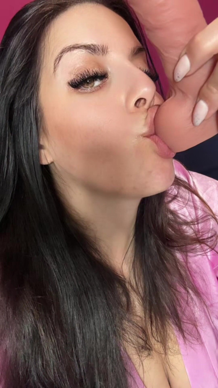 Young_strawberry: Ibu tiri sekamar: game hamil yang nggak terduga