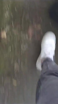 Tălpi perverse cu ciocolată și ketchup în adidași Nike Air Force 1, apoi plimbare în parc și pe străzi