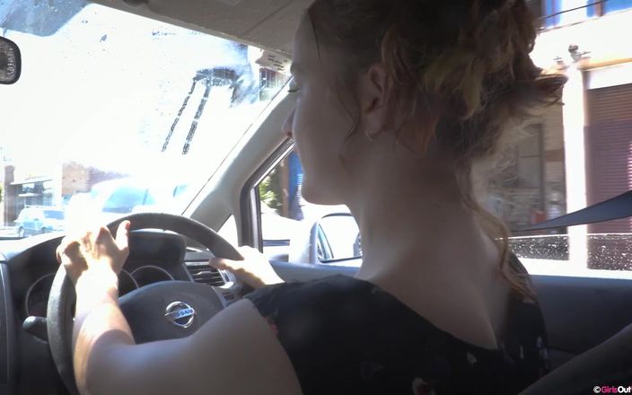 Girls Out West: Krásná amatérka Jessie si prstí chlupatou kundičku v myčce aut
