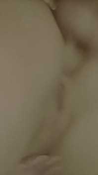 가슴에 하이힐과 보석: 이 창녀는 거울 앞에서 엉덩이를 당한다.