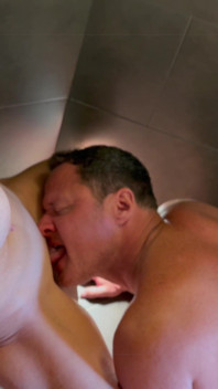 Aku bikin dia jilat memek dan pantatku di bidet.