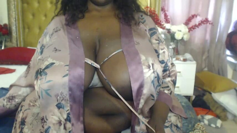 Legendary Booty Overdose: Une BBW coquine excitée et seule à la maison
