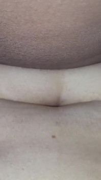 Objectifs de couple qui touchent différentes vidéos d’amour viral