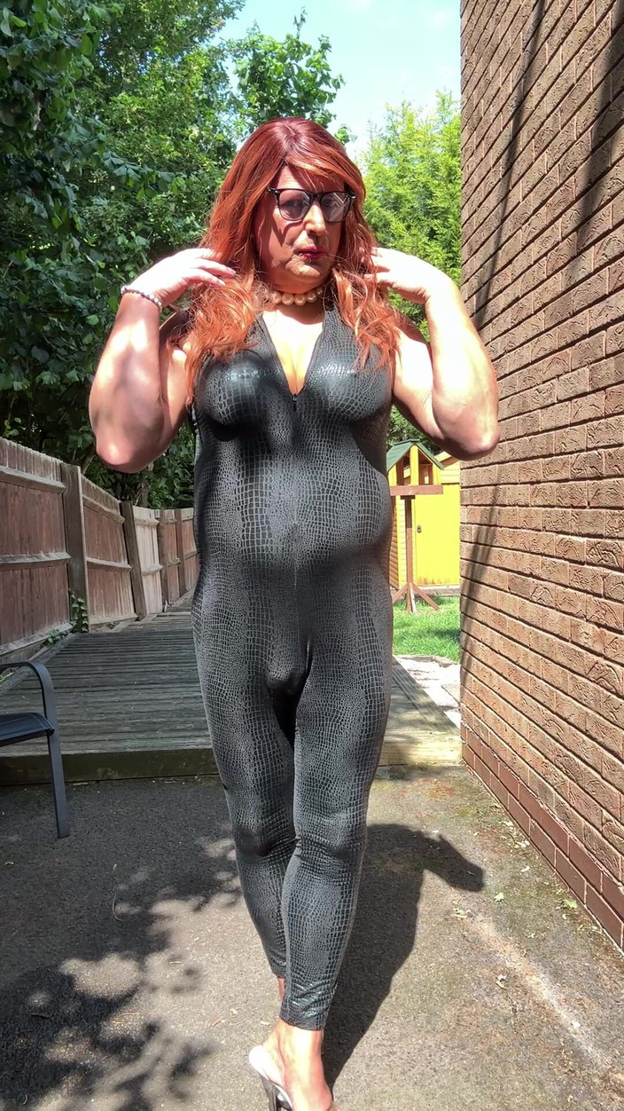 Kellycd2022: Si seksi crossdresser kellycd2022 dengan kostum black pvc catsuit and...