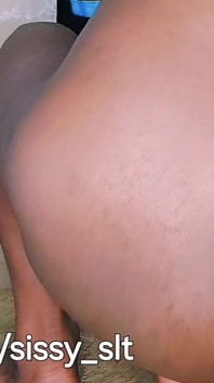 Ladyboy bebe propia orina y es follada por una enorme polla
