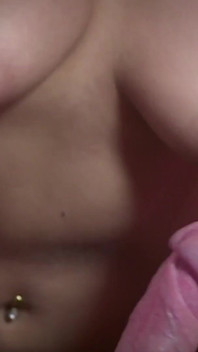 Bruna sexy in azione gola profonda con il suo chiavatore