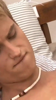 Twinks cachondos lamen y follan culo y comen semen