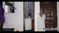 Mara Exotic: Gagică grasă negresă care își spală rufele și se cu vibrator - Mara...