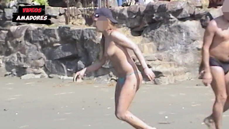 Amateurs videos: 辣妹在一个荒芜的海滩上脱下衣服