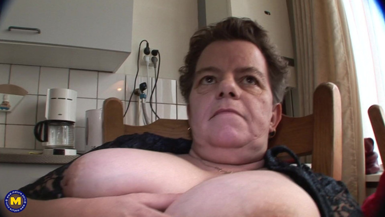 Mature NL: Diese große hausfrau macht sich in der küche
