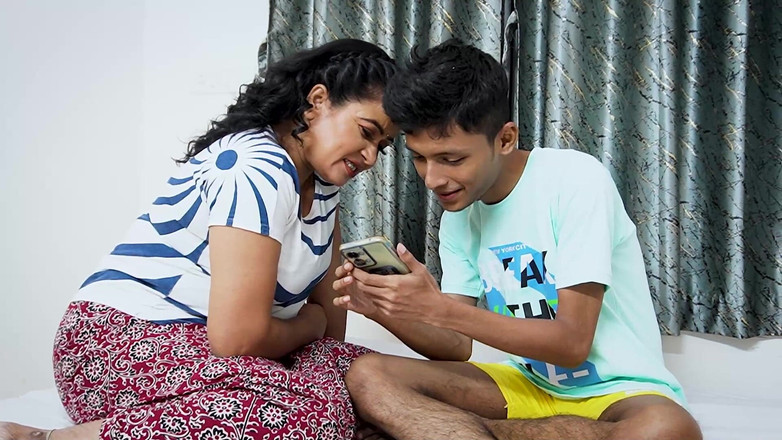 Queen star Desi: Adik tiri nakal mahu bermain dengan abang tirinya, seks tegar