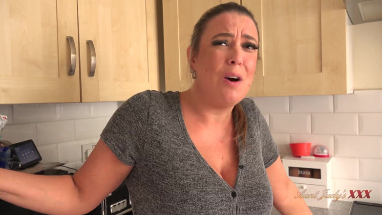 Aunt Judy's XXX: Auntjudysxxx - Ta propriétaire MAISie Lewis, MILF à forte poitrine, suce une...