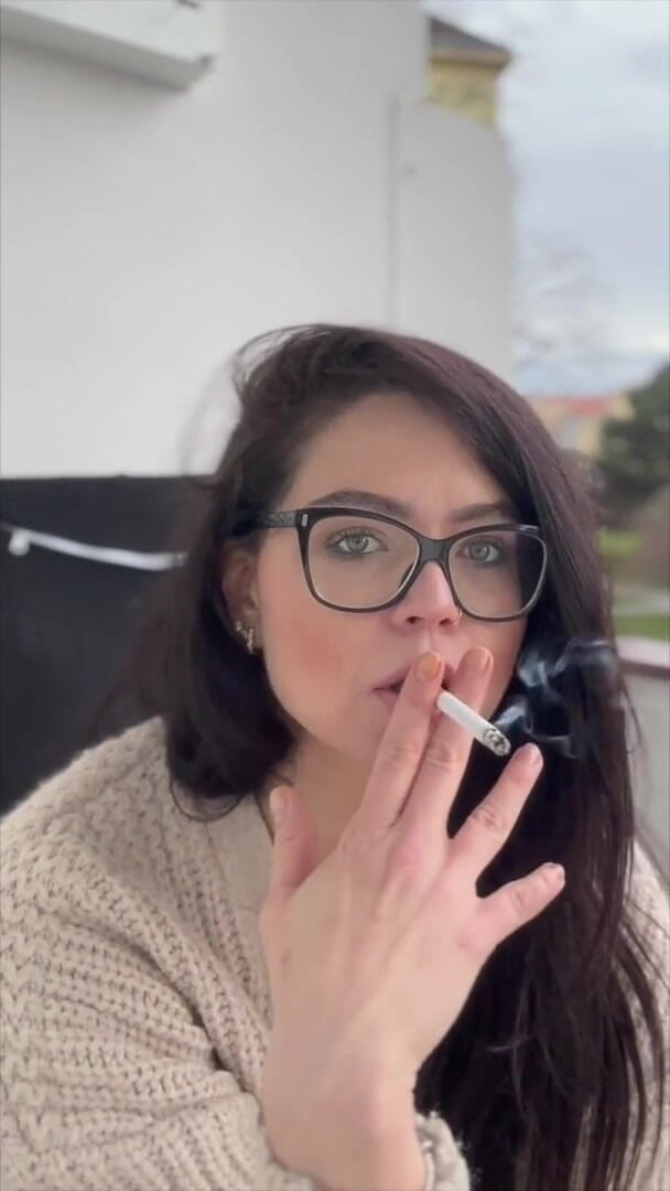 Shione Cooper: Röker cigarett i glasögon