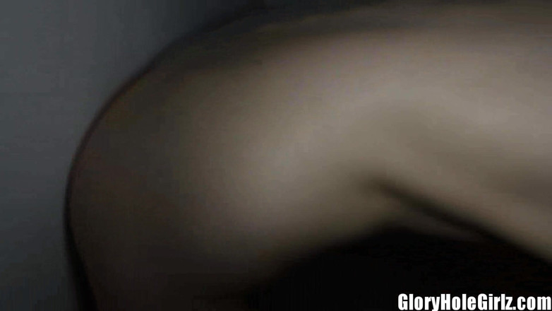 Glory Hole Girlz: Тінка з крихітними цицьками Хлоя Скай смокче чорний член і більше повії в глоріхолі!