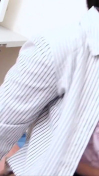 Secretara obraznică chineză fumează la locul de muncă doar pentru a fi pedepsită de șeful cu pula grasă