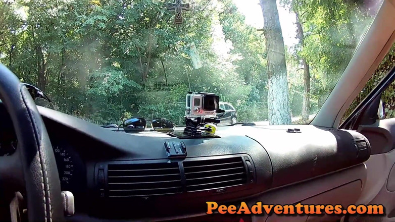 Pee Adventures: larki kaar men khelti hai