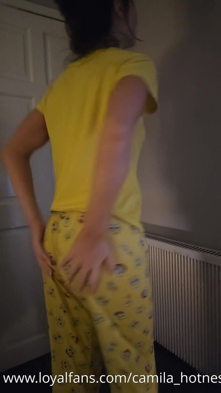 Teen Sophie: Desnudándose de mis pjs de esponja