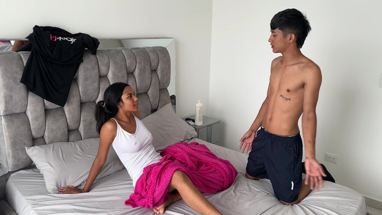 Erickandzoe: Saya mengelirukan kakak tiri saya yang terangsang memikirkan bahawa dia...