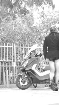 Während der Fahrt hebt ihr rock auf und enthüllt ihren kleinen penis