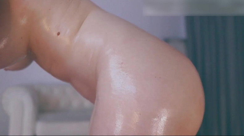 AnnaReyBlonde: La calda bionda si stuzzica. Il corpo oliato balla. Pagaia...