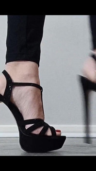 Underbara strappy stilettos och fötter