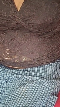 Wanita sange lagi bersih-bersih kamar tidurnya yang super seksi