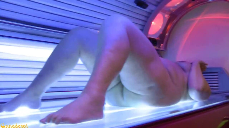 Anna Devot: My sexy scene in the tanning salon