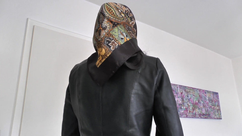 Lady Victoria Valente: साटन हेडस्कार्फ फैशन शो, साटन स्कार्फ और चमड़े की जैकेट, हिलाने के निर्देश वाली महिला victoria valente