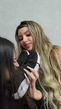 Siente los pies apestosas de Luana
