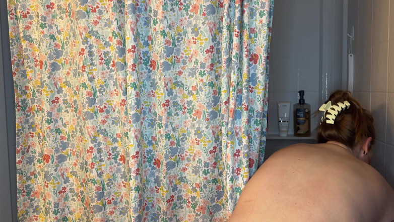 Johndeeperr: Подруга хотела кримпай, поэтому она удивила меня, пока я был в душе