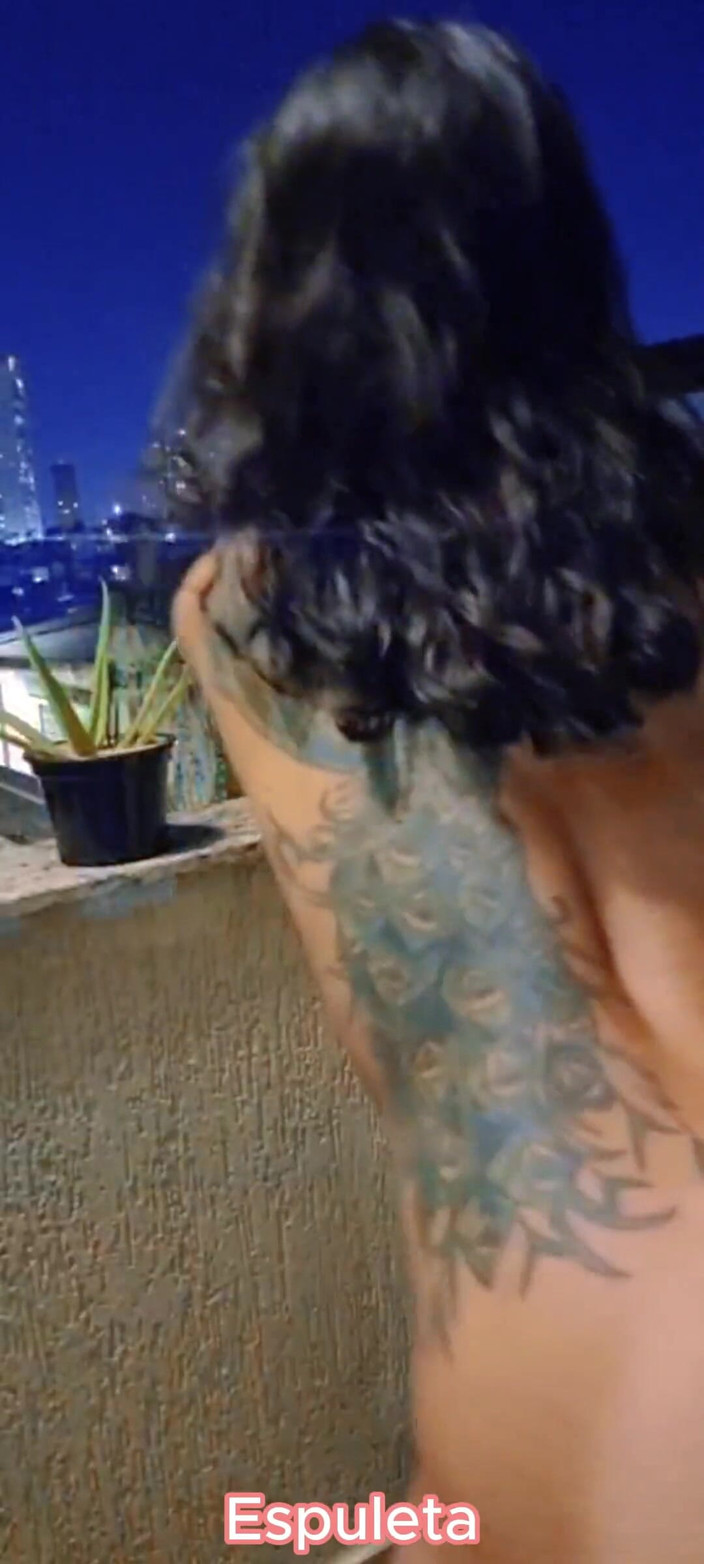 Espuleta: Esibizione sul balcone - ragazza calda che balla fino a quando...