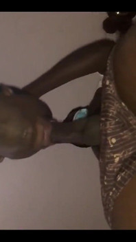 A la perra le encanta chupar mi gran polla negra