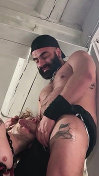 Svázána na Papi. Vousatý pán používá Chris Hunter