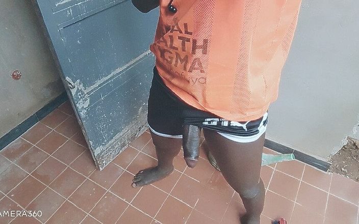 Hongi: Foreman Gioca Con Il Suo Grosso Cazzo Al Lavoro