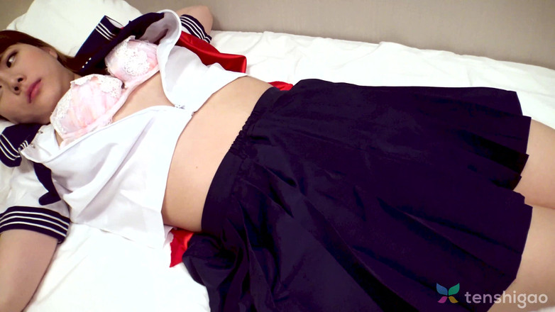 Tenshigao: 恥ずかしがり屋のユリが昔の大学の制服を着てくれてすごく可愛い