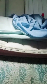 Um jovem gay dá a si mesmo prazer anal em pijamas listrados