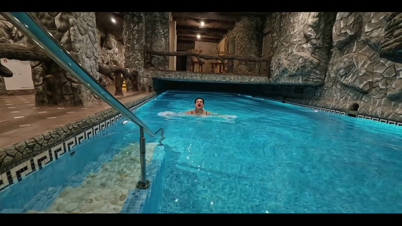 KarmenMilf: Adoro nuotare in piscina