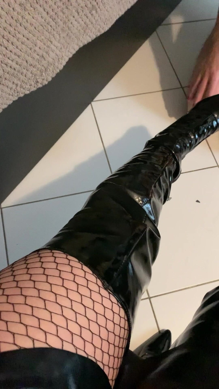 Maitresse Clara: Limpiando mis botas nuevas hasta el muslo