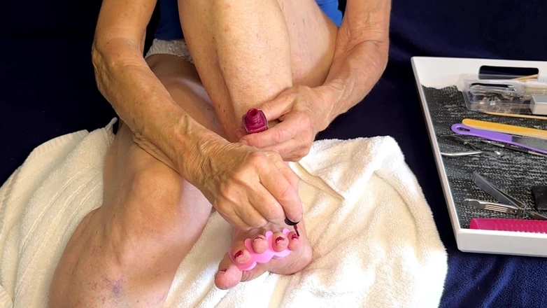 FromThisNight: Footbath, auto pedicure, dipingere le unghie, sega con i piedi