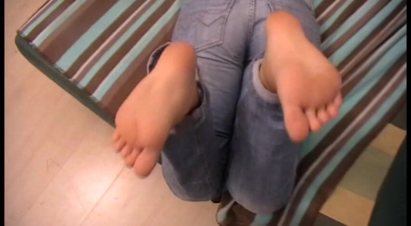 Foot Girls: อ่านหนังสือพิมพ์แล้วพักเท้าที่เมื่อยล้า