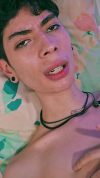 Lindo twink flaco sacudiendo su gran polla y disparando su semen con las manos libres