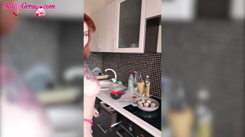 Katty Grray: Murid rambut merah suka joget sambil bugil di dapur - solo