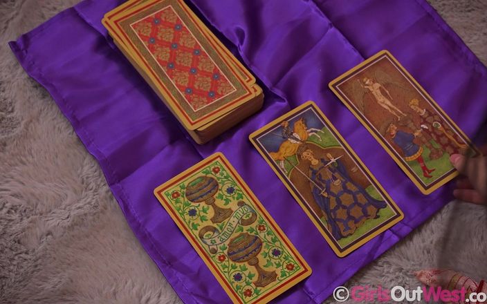 Girls Out West: Tarot-kartenlesen führt zu lesbischem sex zwischen zwei geilen brünetten