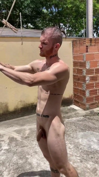 Je suis allé nettoyer la cour, je me suis excité, je me suis branlé et j’ai joui
