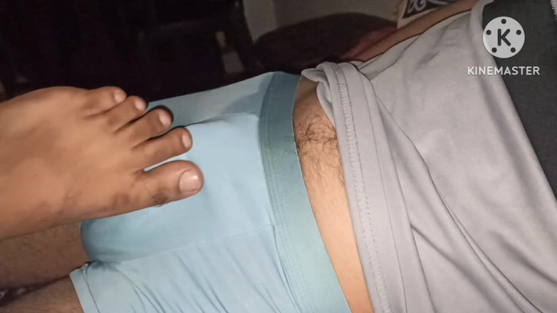 Desi__Panda: Вперше я відкриваю нижню білизну свого зведеного брата, щоб побачити, як його велику дупу хотіли трахнути опівночі