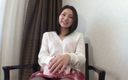 Asiatiques: Une bombasse vêtue de bas fait vibrer son clito