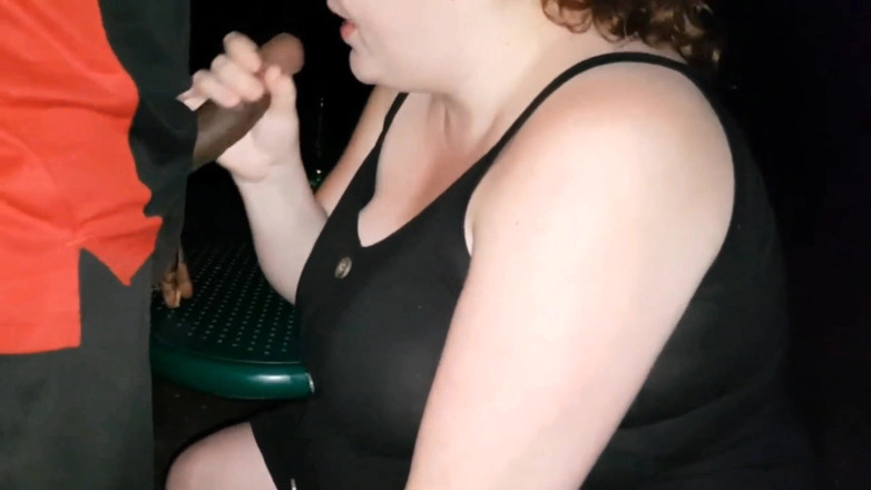 Real homemade BBW BBC porn: Aku lagi asik nyepong kontol besar pria kulit hitam sambil...