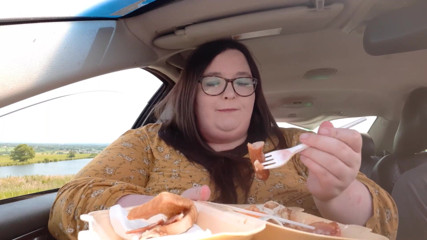 SSBBWLadyBrads: Comer comida en coche con amigo