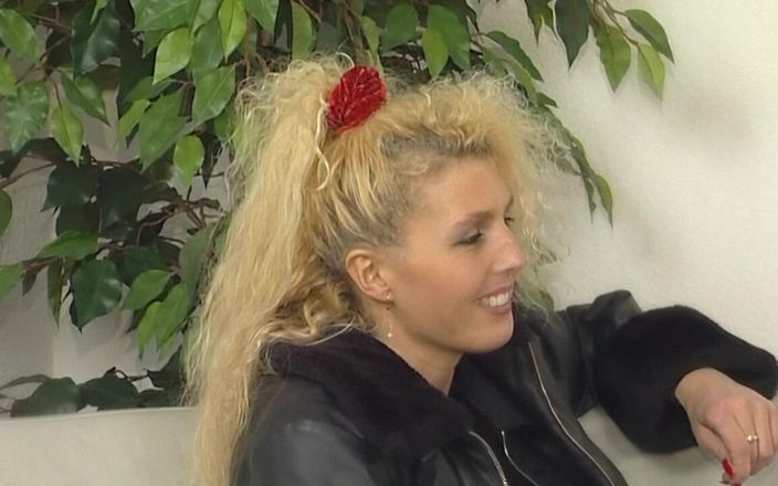 VintageXMovies: Blonde nymphomanin ist froh, dass der chef sie ficken will!