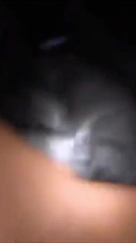 Un jeune couple excité baise partout où il va !
